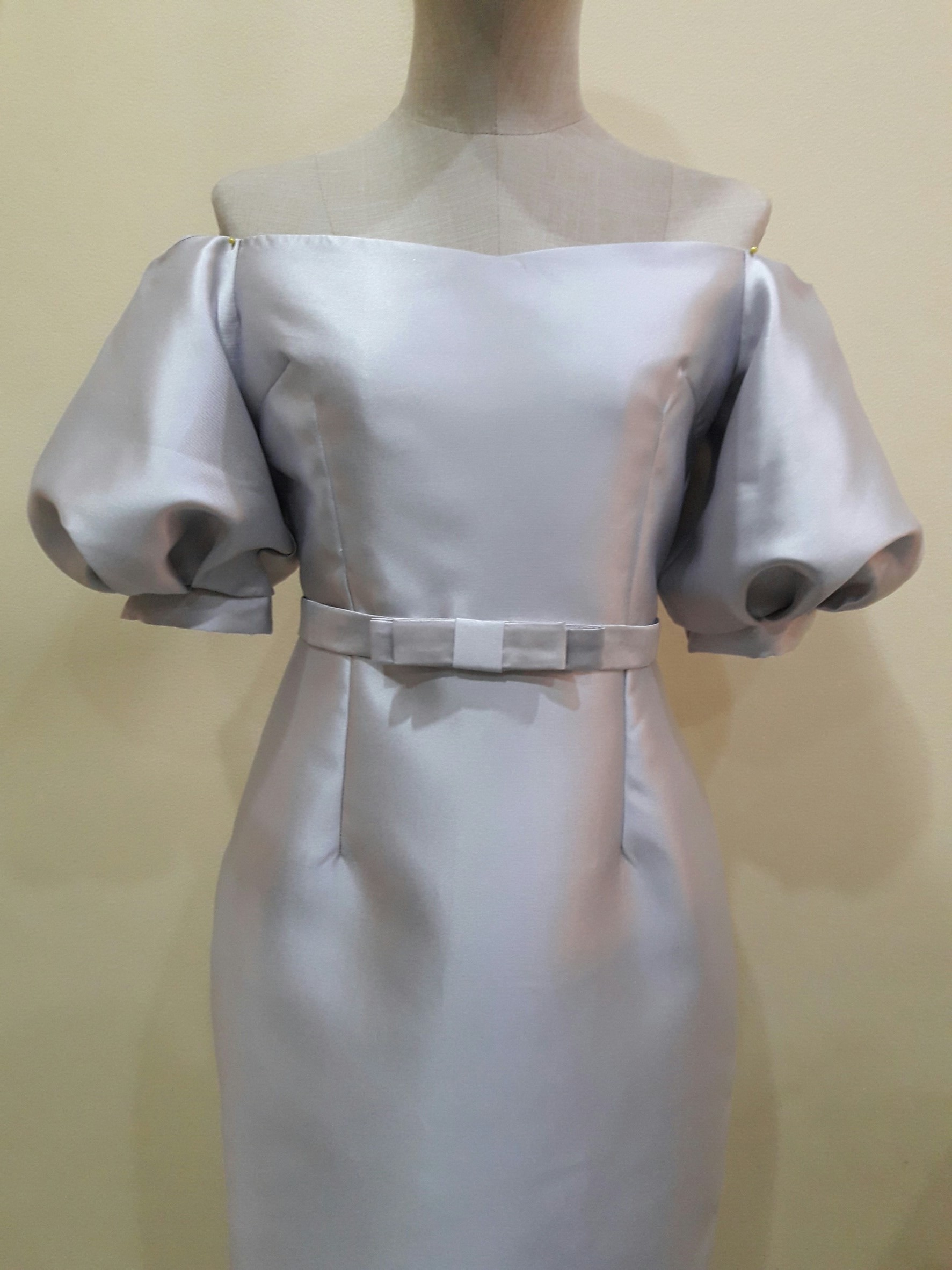 (PRE-LOVED) ชุดราตรีสั้นสีเทาเเขนตุ๊กตา-เข็มขัดโบว์ (Size : L)