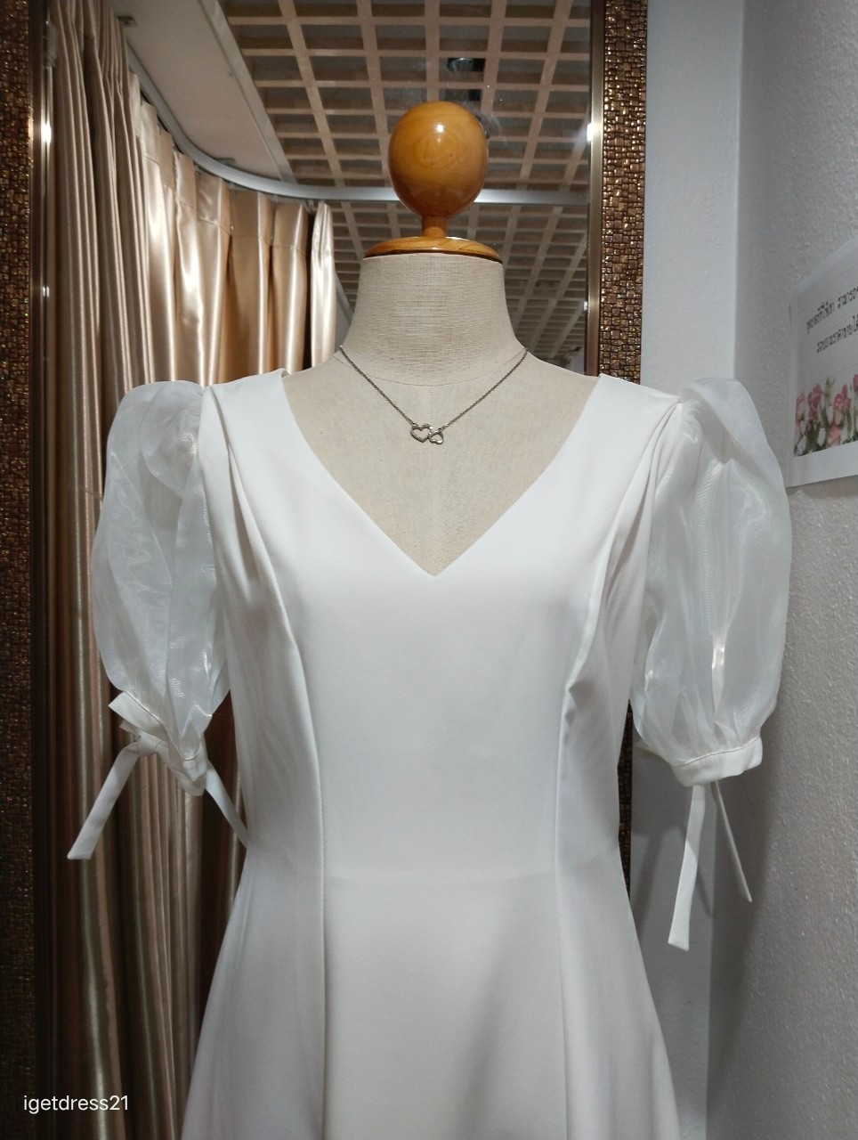 (PRE-LOVED)ราตรีสั้นสีขาวคอวีแขนตุ๊กตาผ้าแก้ว แต่งโบว์แขนจับเดรปใต้อก M