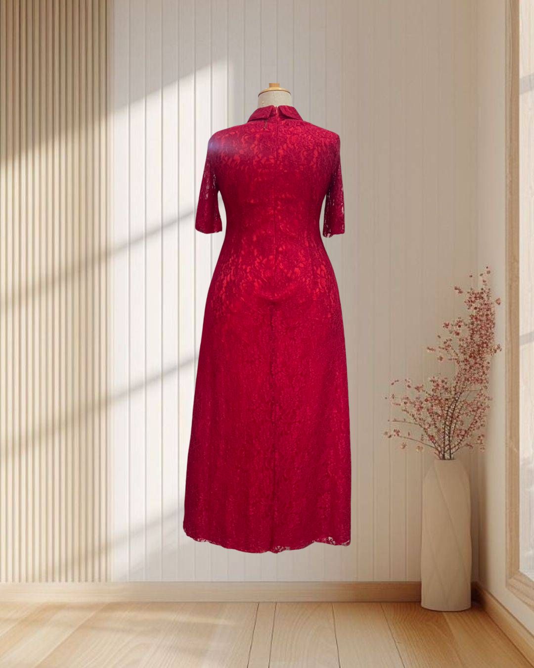 (PRE-LOVED) เดรสยาวสีแดง คอปก ผ้าลูกไม้ทั้งตัว ไซส์ 2XL