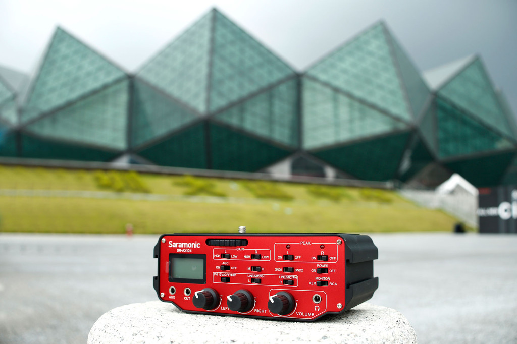 Saramonic SR-AX104 Two-Channel XLR Audio Adapter with Preamplifiers รับประกันศูนย์ไทย 1 ปี