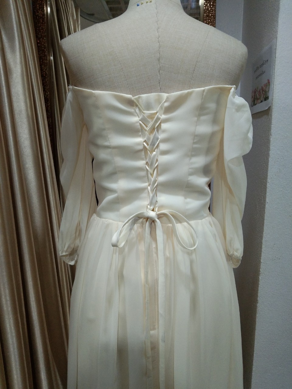 (PRE-LOVED) ราตรียาวสีครีมเปิดบ่า (S) มือ2