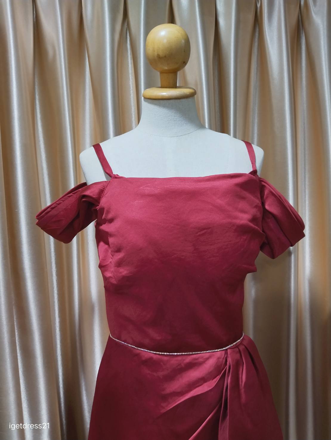 (PRE-LOVED) ชุดราตรียาวสีแดงสายเดี่ยวโอบแขนเอวเพชร S