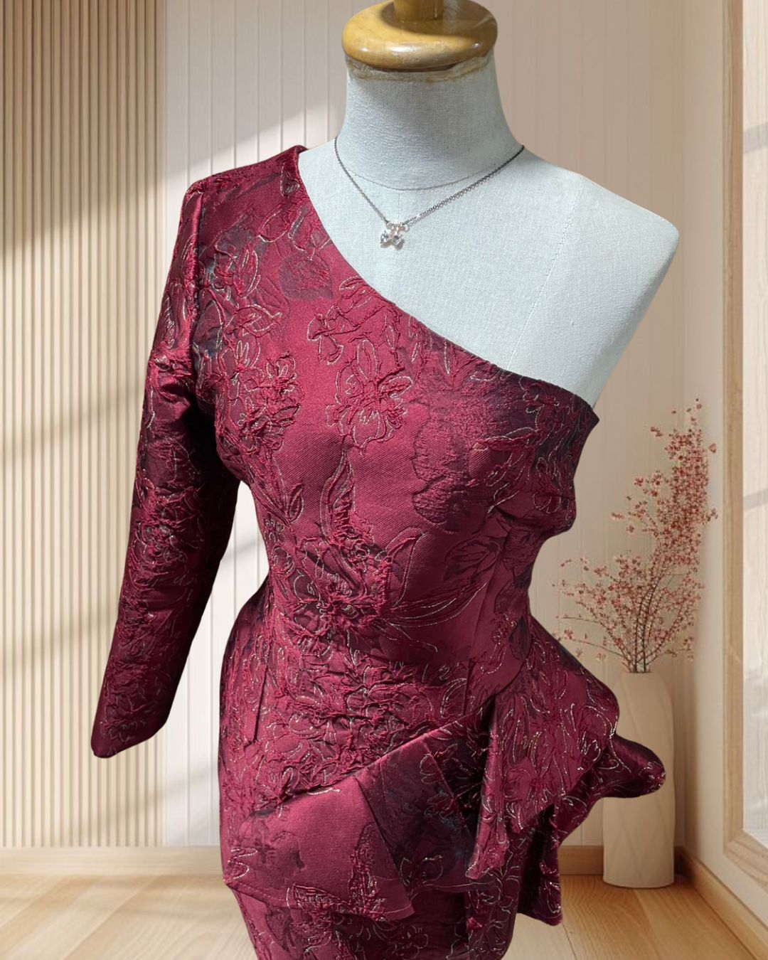 (PRE-LOVED) ชุดราตรีสั้นวินเทจผ้าพิมพ์นูนปักเลื่อมทองเหลือบมุกสีเเดง (M)