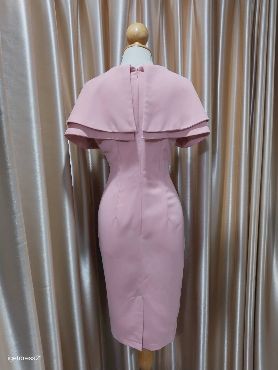 (PRE-LOVED) ชุดราตรีสั้นคลุมไหล่สีโอโรส M