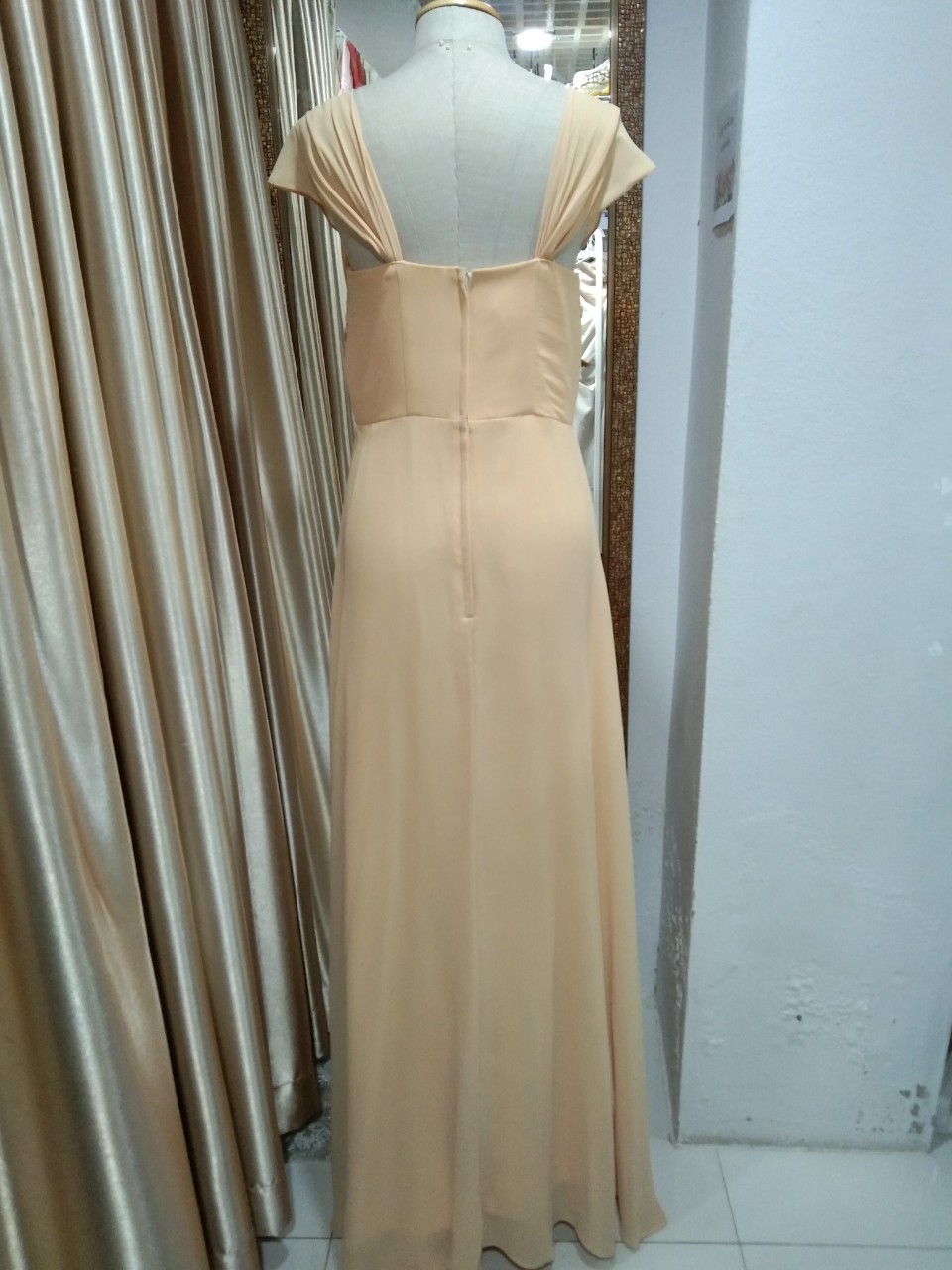 (PRE-LOVED)ราตรียาวสีครีม (S) มือ2