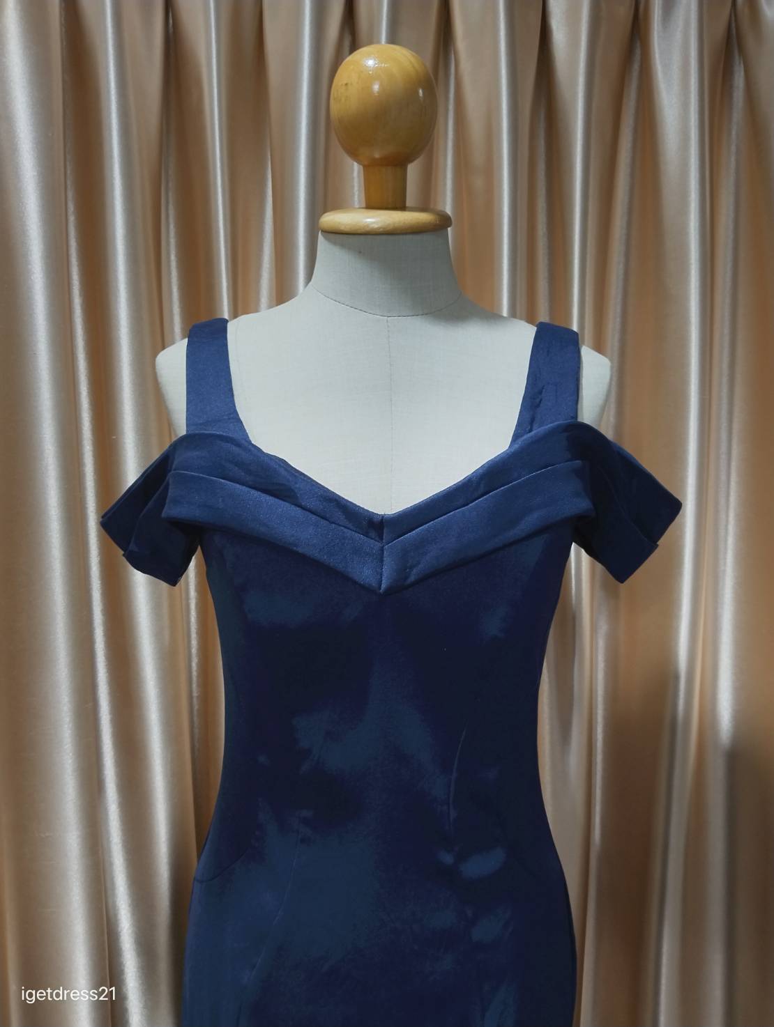 (PRE-LOVED) ชุดราตรียาวสายใหญ่ปิดแขน สีกรม ไซส์ L