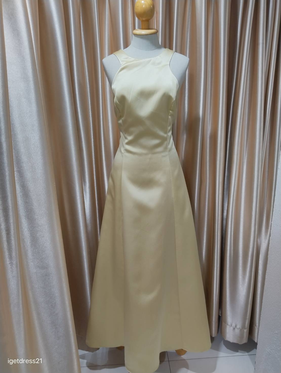 (PRE-LOVED) ชุดราตรียาวเว้าแขนสีทอง L