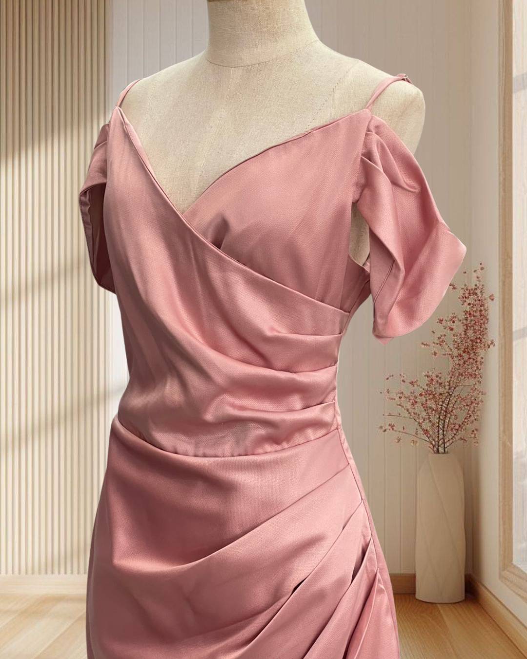 (PRE-LOVED) ราตรีสั้นสีชมพู สายเดี่ยวโอบไหล่ ไซส์ L