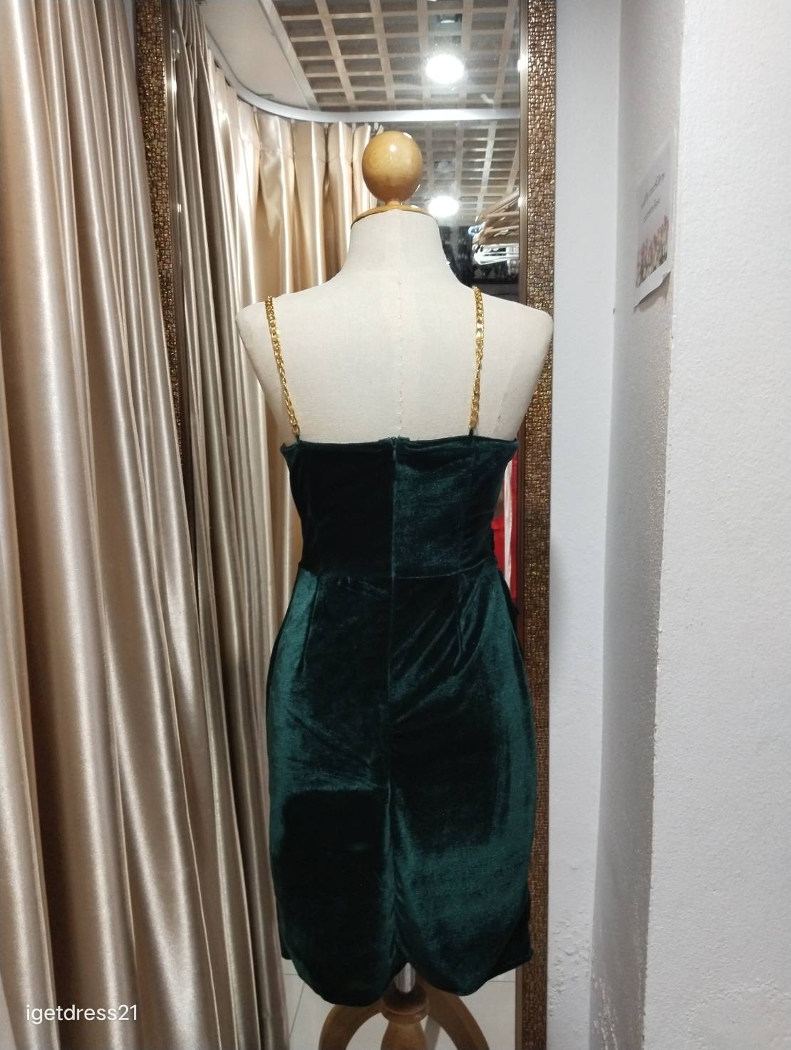 (PRE-LOVED) ราตรีสั้นสีเขียวกำมะหยี่สายโซ่ทองคอวี S