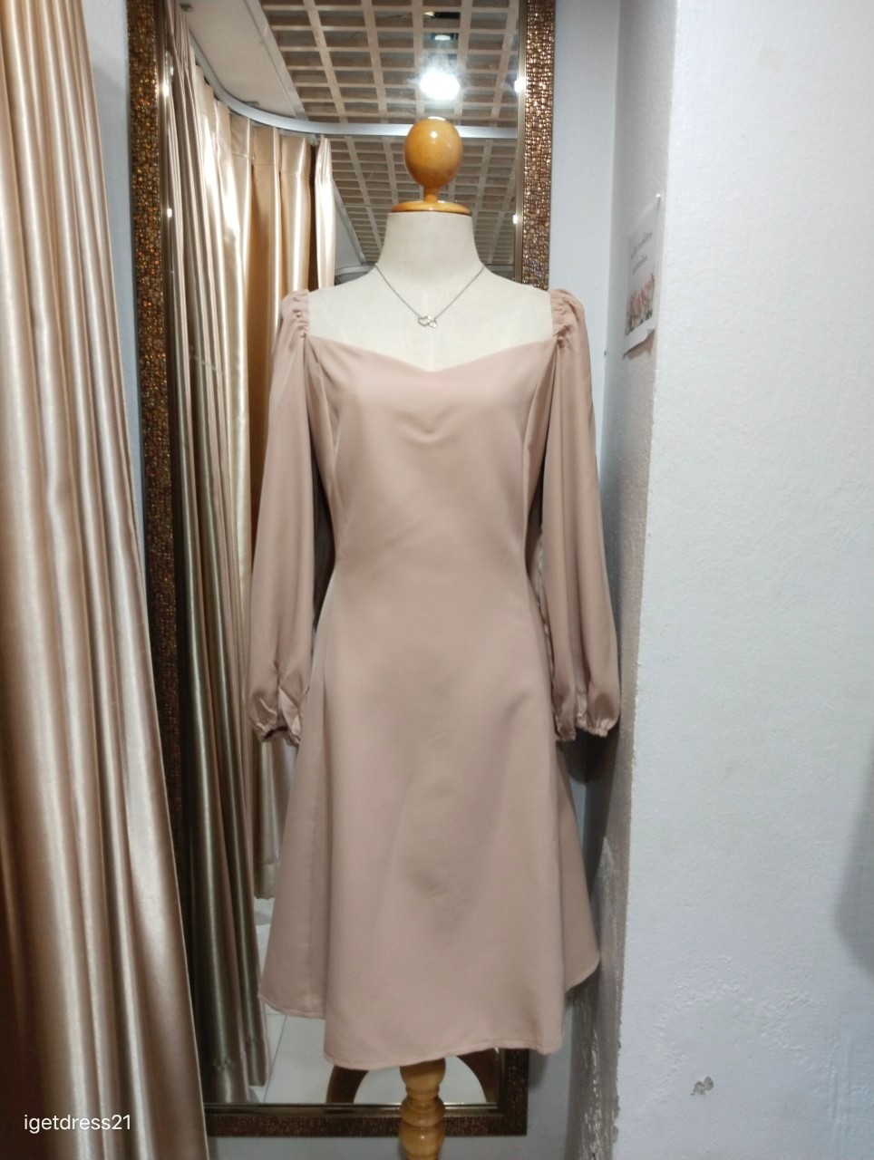 (PRE-LOVED) ราตรีสั้นสีครีมแขนยาว ผ้าเครปเกาหลีปลายแขนยางยืด ซิปหลัง (เพิ่มสายผูกเอว) ไซส์ 5XL