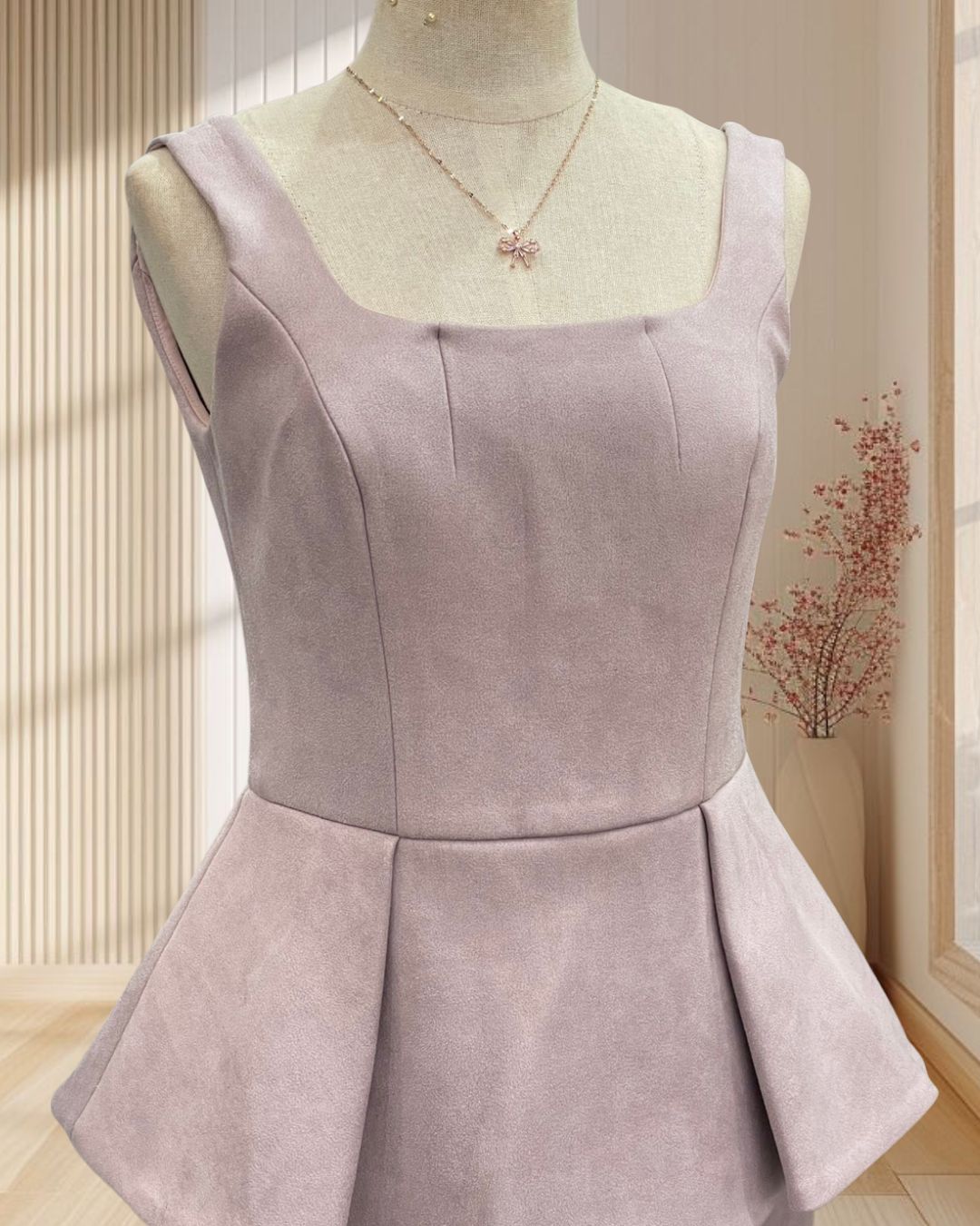 (PRE-LOVED) ราตรีสั้นสีชมพู แขนกุด ผ้าหนา เอวระบาย ไซส์ S