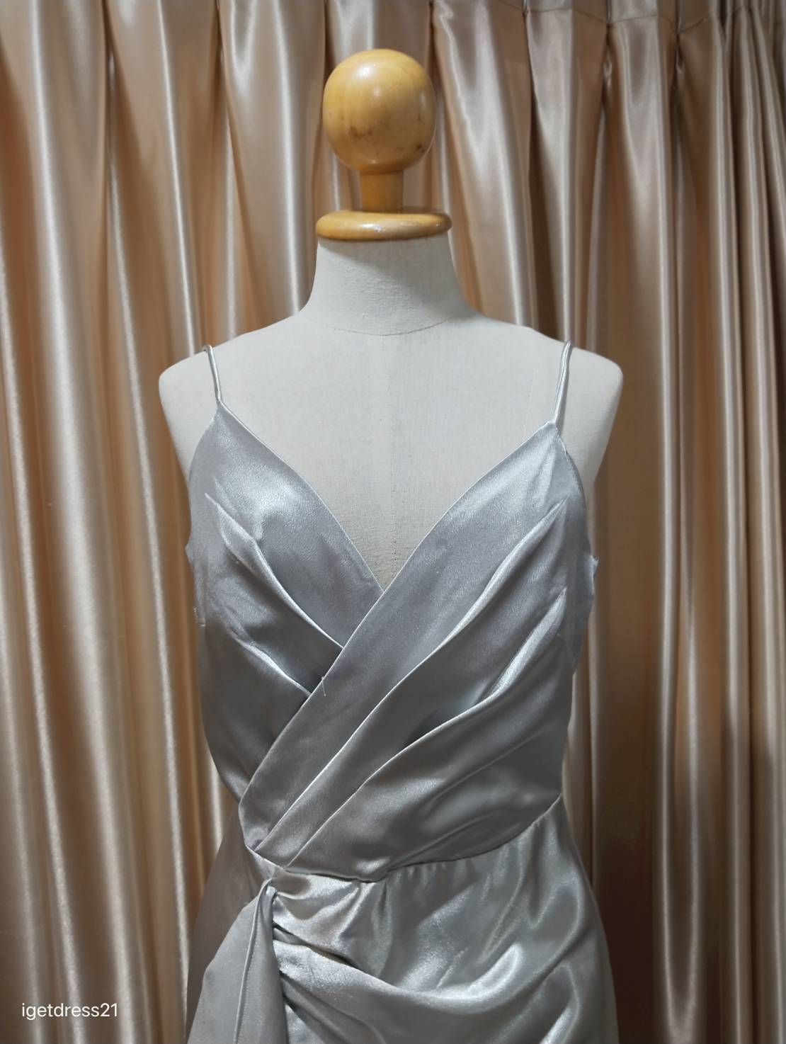 (PRE-LOVED) ชุดราตรียาวผ้าเงาแต่งระบาย สีเทา M