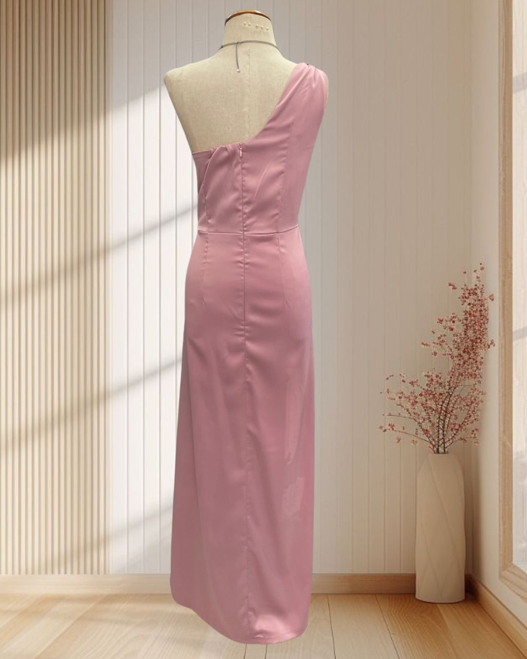 ราตรียาวสีชมพู บ่าเฉียง แต่งเอว ผ้าพรีเมี่ยมซาตินหรูหราแพง ไซส XL