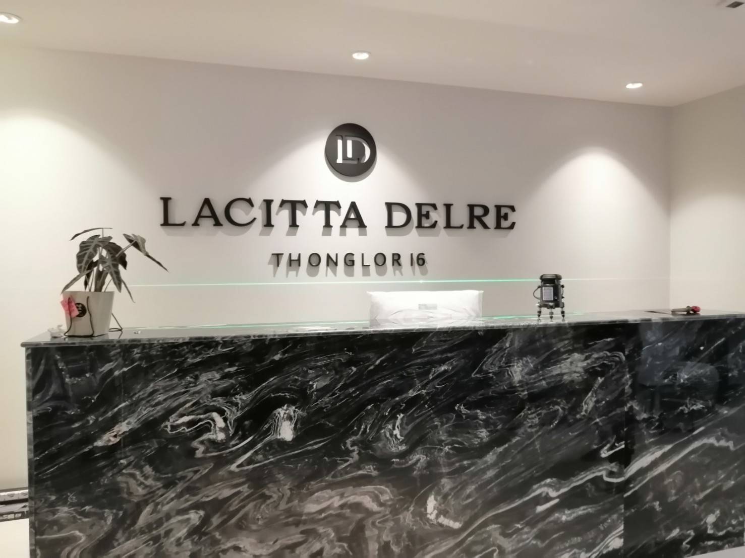 ป้าย อักษรซิงค์ พ่นสีดำ LACITTA DELRE THONGLOR 16 1.4 ติดตั้งคอนโด ทองหล่อ