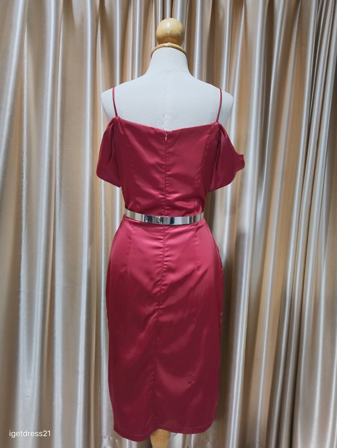 (PRE-LOVED) ราตรีสั้นสายเดี่ยว คอถ่วง3ชั้น ระบายอ้อมแขน เครปซาติน M