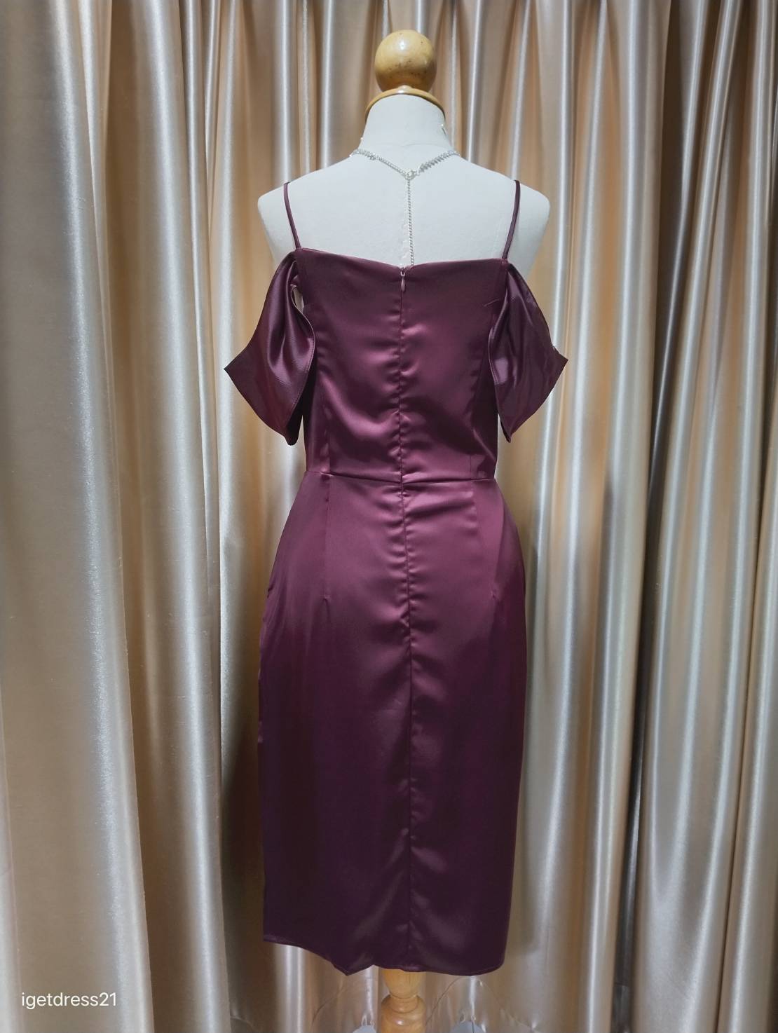 (PRE-LOVED) ชุดราตรีสั้นสายเดี่ยวปาดไหล่สีแดง M