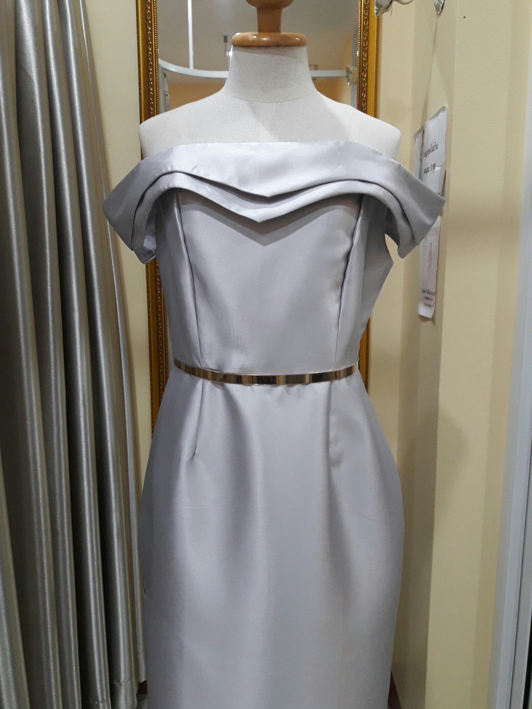 (PRE-LOVED) ชุดราตรียาวสีเทาปาดไหล่ปก2ชั้น (Size : XL)