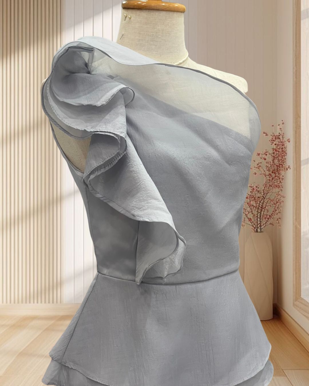 (PRE-LOVED) รารีสั้นสีเทา บ่าเฉียง ระบายช่วงอกและเอว ไซส์ S