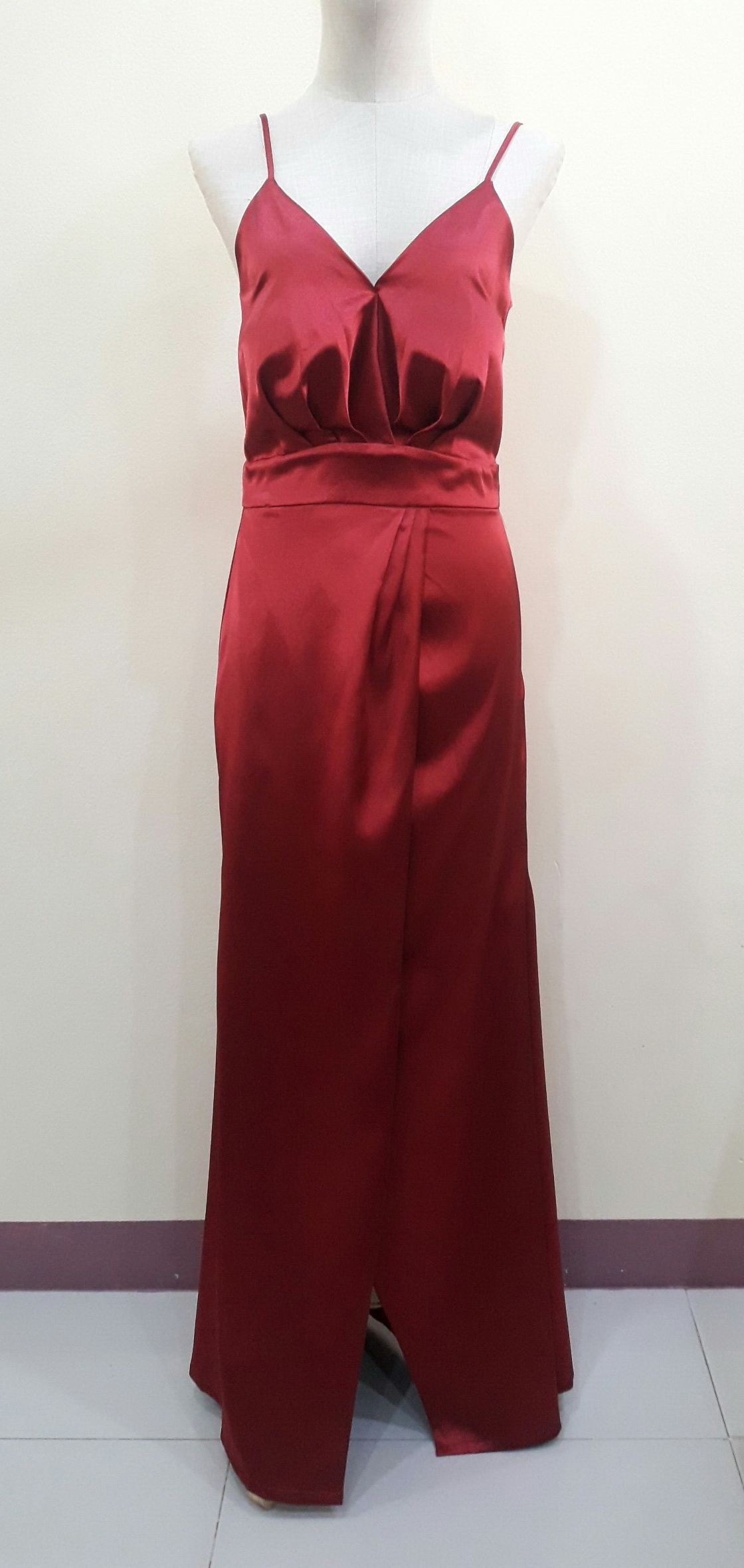ชุดราตรียาวสีเเดงสายเดี่ยวคอวีกระโปรงผ่าหน้า (Size : M)