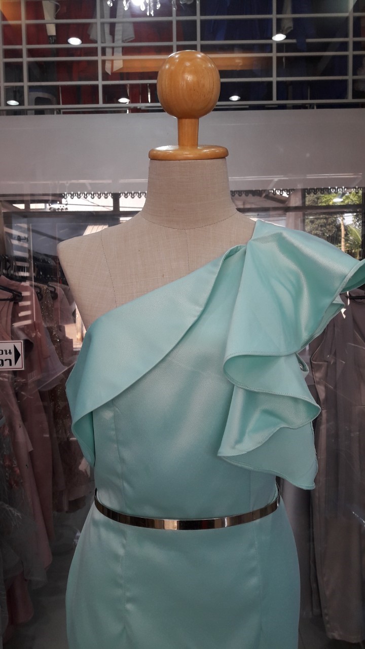 (PRE-LOVED) ราตรียาวเขียวมิ้นบ่าเฉียงระบาย (XL)