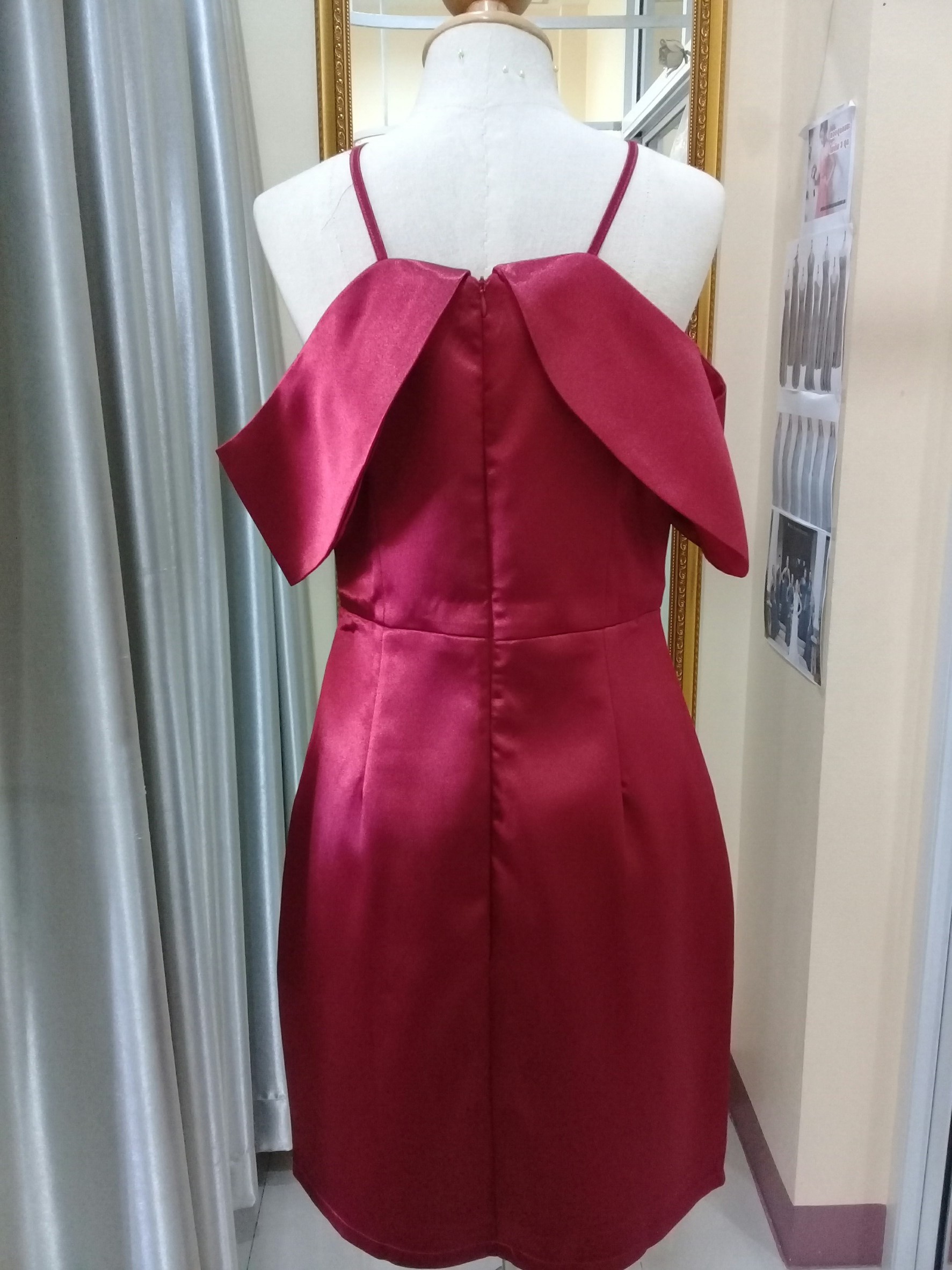 (PRE-LOVED) ชุดราตรีสั้นสายเดี่ยวเปิดเเขนสีเเดง(M)