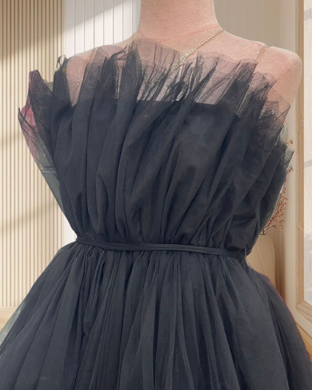 (PRE-LOVED) ราตรีสั้นสีดำ ผ้ามุ้งกระโปรงหน้าสั้น หลังยาว ไซส์ S