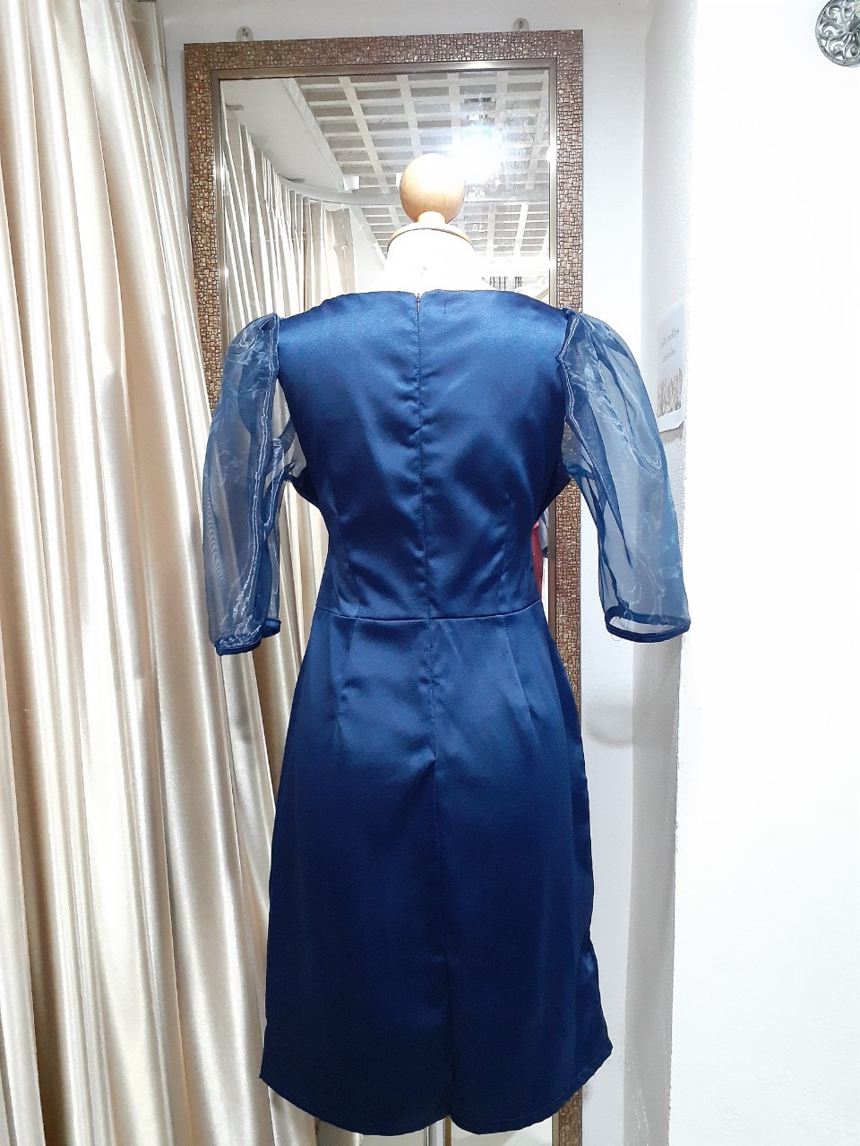 (PRE-LOVED) ชุดราตรีสั้นสีกรมแขนพองผ้าแก้ว (M)