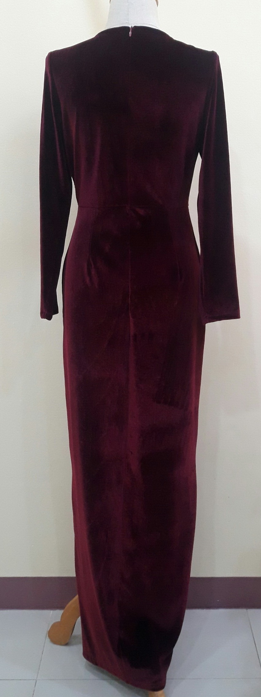 (PRE-LOVED) ชุดราตรียาวสีม่วงมะปลิงเเขนยาวผ้ากำมะหยี่ (L)