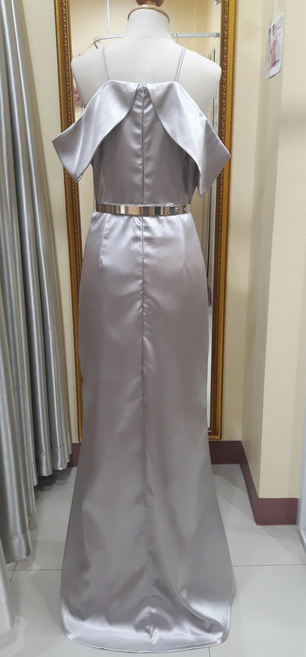 (PRE-LOVED) ชุดราตรียาวสีเทาเปิดไหล่เเต่งเเขน (XL)