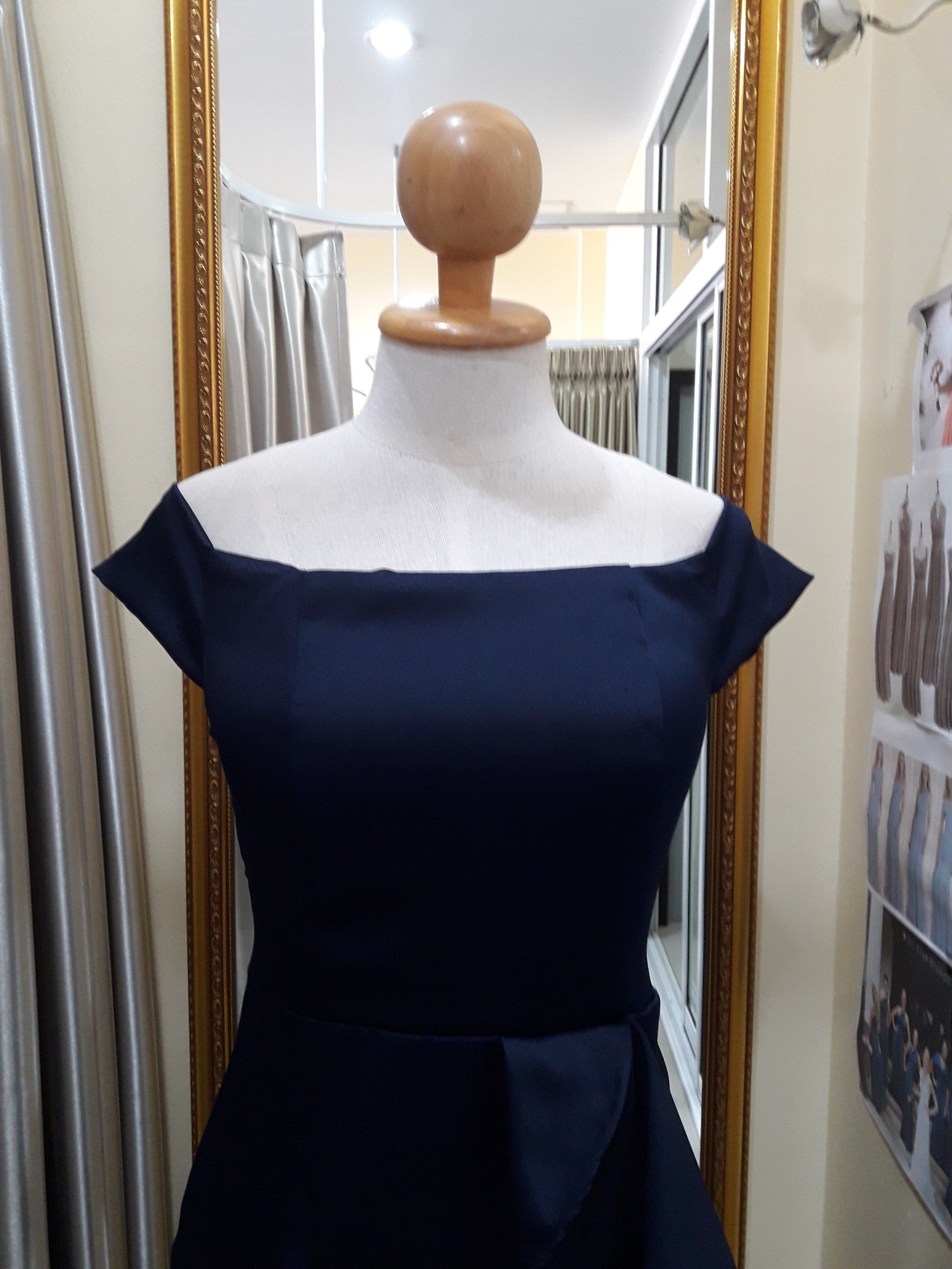 (PRE-LOVED) ชุดราตรียาวปาดไหล่เอวจีบ (S)