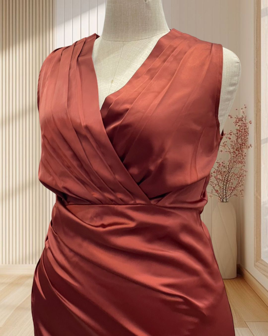 (PRE-LOVED) ราตรีสั้นสีน้ำตาลอิฐ แขนกุด จับจีบหน้าอก ไซส์ 2XL