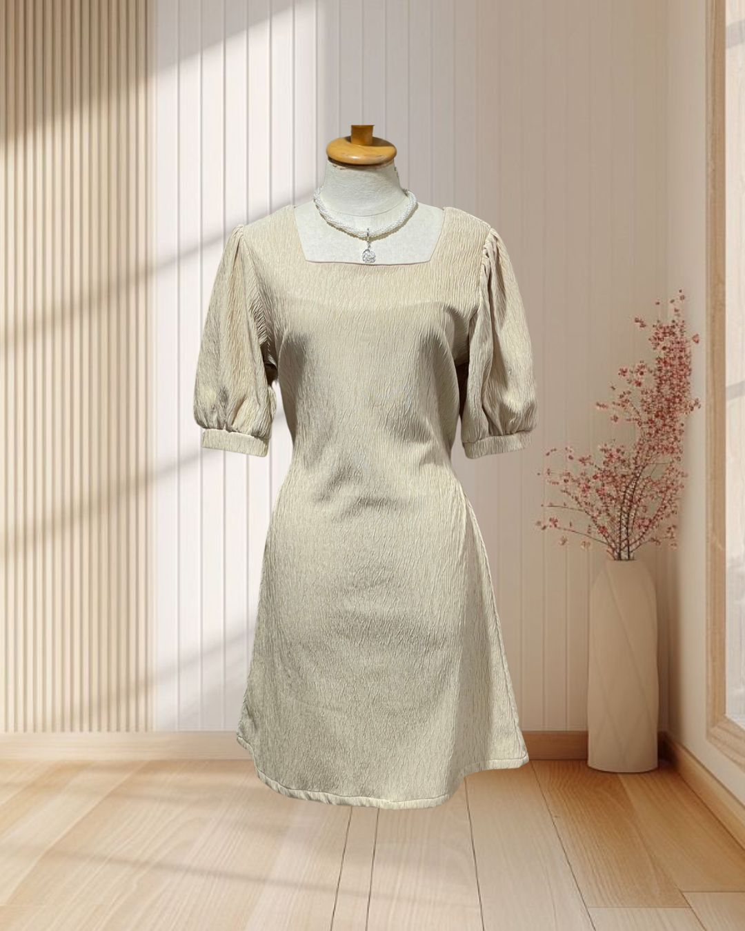 (PRE-LOVED) เดรสสั้นสีทอง มีแขน ผ้ายืด พร้อมสายผูกหลัง ไซส์ M