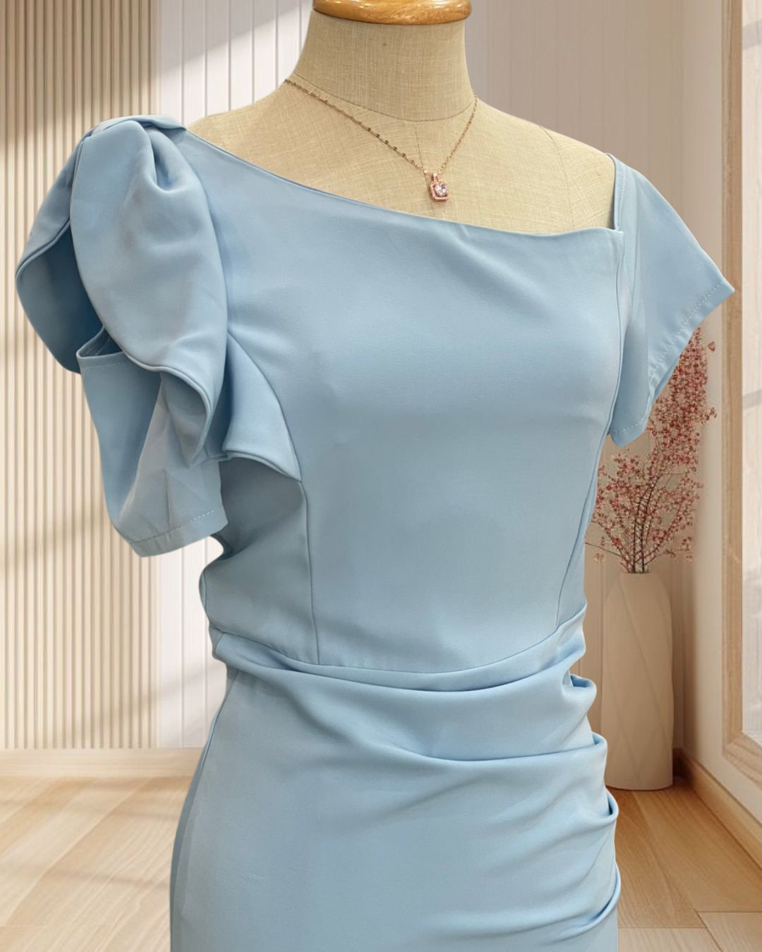 (PRE-LOVED) ราตรีสั้นสีฟ้าปาดไหล่ 1 ข้าง มีปกโบว์ 1 ข้าง ไซส์ S