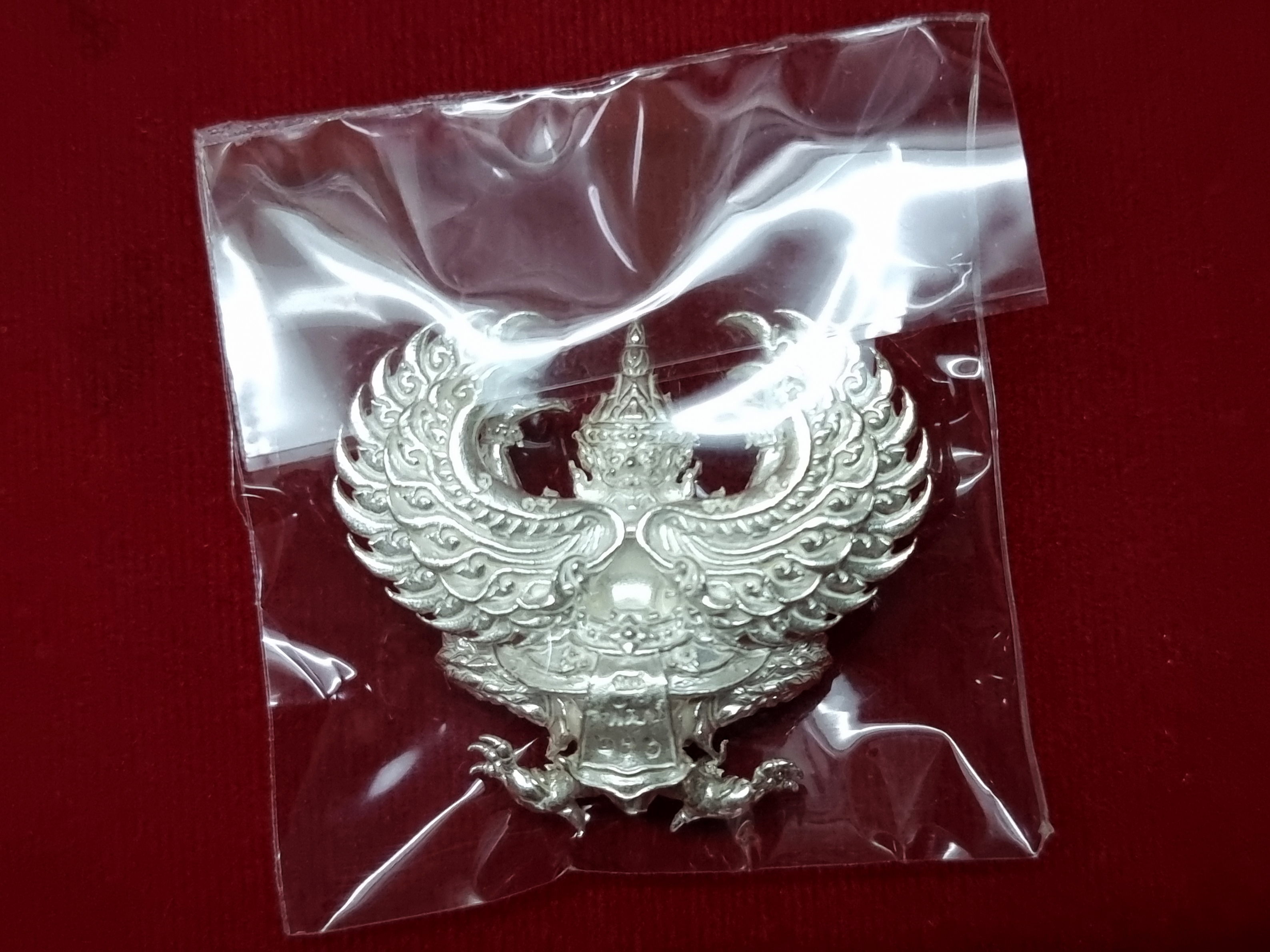 พญาครุฑ รุ่นรวยหมื่นล้าน หลวงพ่อพัฒน์ วัดห้วยด้วน นครสวรรค์ พิมพ์ใหญ่ (ขนาด 4x3.5 ซม.) เนื้อเงิน ปี ๒๕๖๓ โค๊ดเลข ๒๕๖ ซีลส์เดิม กล่องเดิม