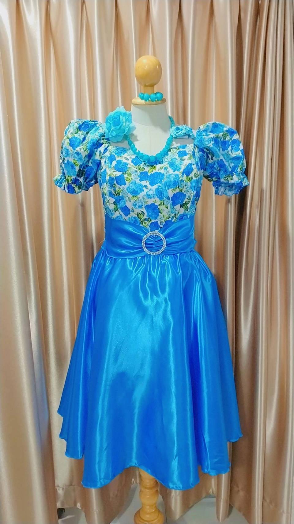 ชุดลายดอกกระโปรงพื้นสีฟ้า F