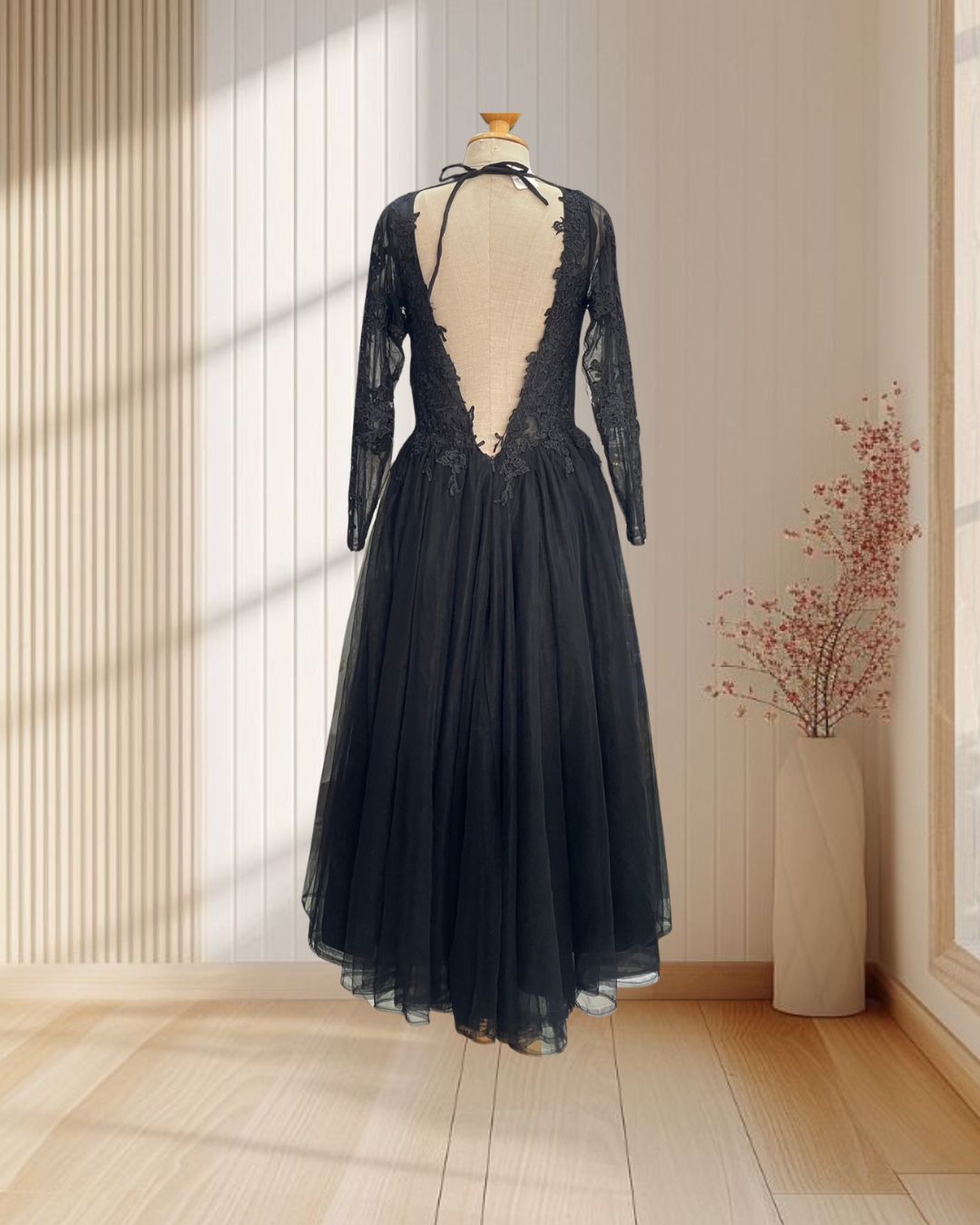 (PRE-LOVED) ราตรียาวสีดำ ผ้าลูกไม้ แหวกหลังแขนยาว กระโปรงฟู ไซส์ S