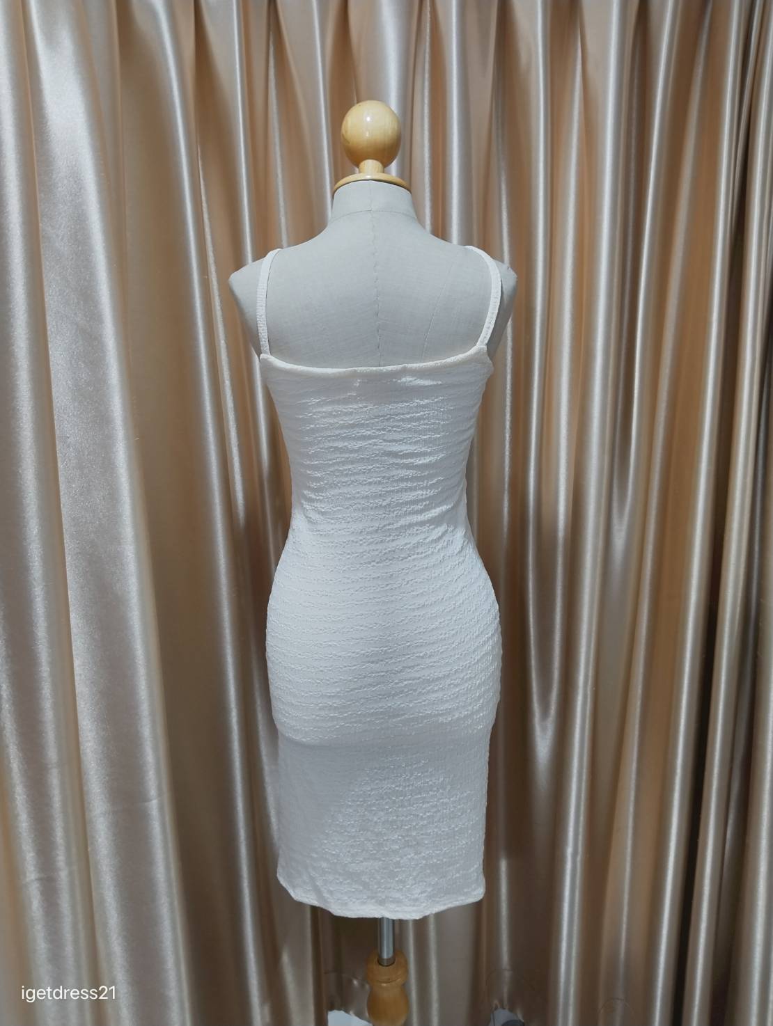 เดรสเว้าสายเดี่ยว สีครีม F