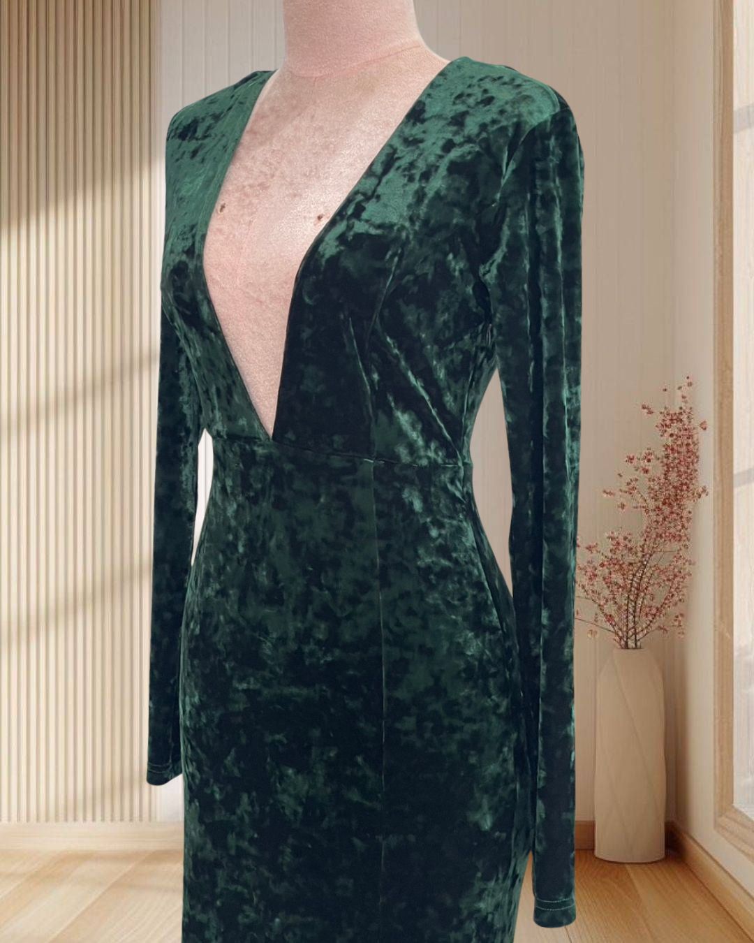 (PRE-LOVED) ราตรียาวสีเขียว ผ้ากำมะหยี่ แขนยาว แหวกอกสุดเซ็กซี่ ไซส์ S