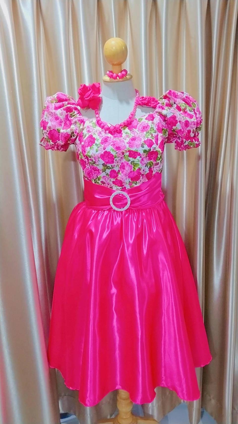 ชุดลายดอกกระโปรงพื้นสีชมพู F