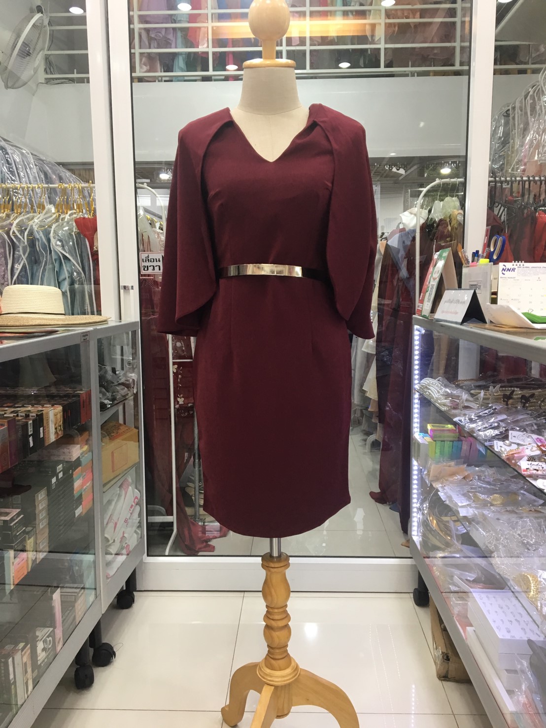 ราตรีสั้นสีแดงคลุมไหล่ (S)