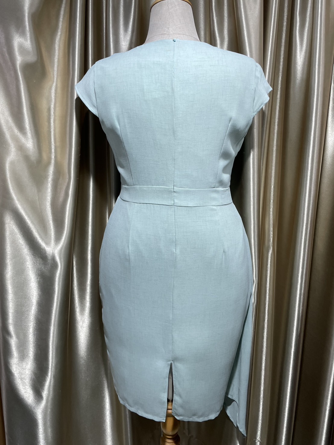 (PRE-LOVED) ราตรีสั้นสีเขียว จีบข้าง (3XL)