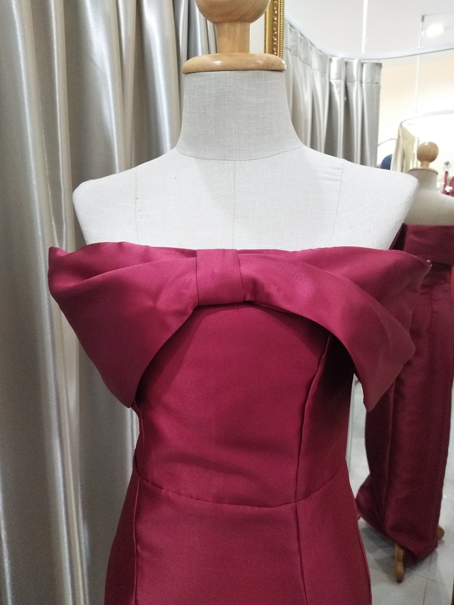 (PRE-LOVED) ราตรียาวสีแดงปาดไหล่อกโบว์ (S)