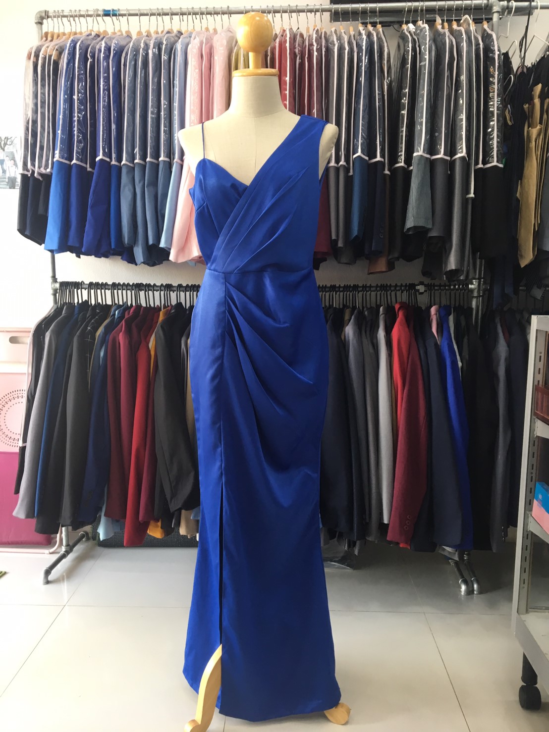 ราตรียาวสีน้ำเงินสดแขนกุดและสายเดียว(M)