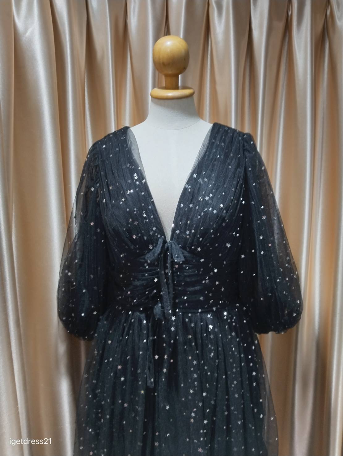 (PRE-LOVED) ชุดราตรียาวสีดำมุ้งพอง แขนพองสามส่วน F