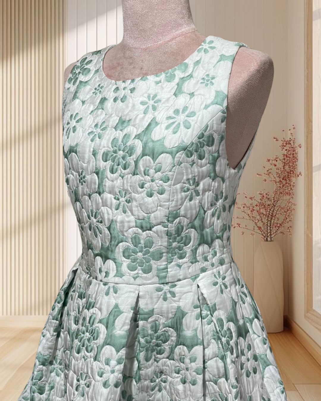 (PRE-LOVED) เดรสสั้นสีเขียว แขนกุด ปักบุลายดอกไม้ ไซส์ M