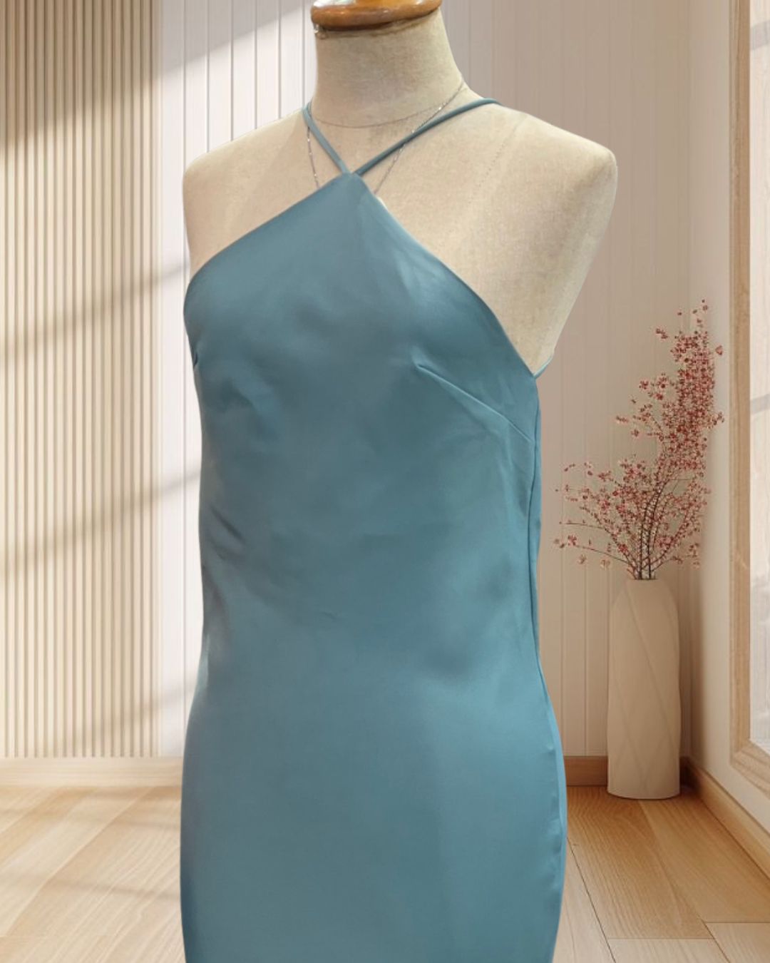 (PRE-LOVED) เดรสยาวสีเขียวมิ้นท์ สายเดี่ยวคล้องคอ โชว์หลัง ถ่วงหลังแบบเซ็กซี่ ไซส์ M