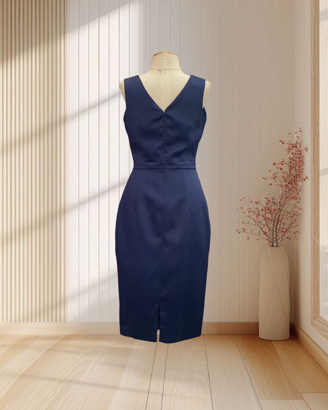 (PRE-LOVED) ราตรีสั้นสีกรม แขนกุด คอวีเว้าหลัง ผ่าหน้า ไซส์ M