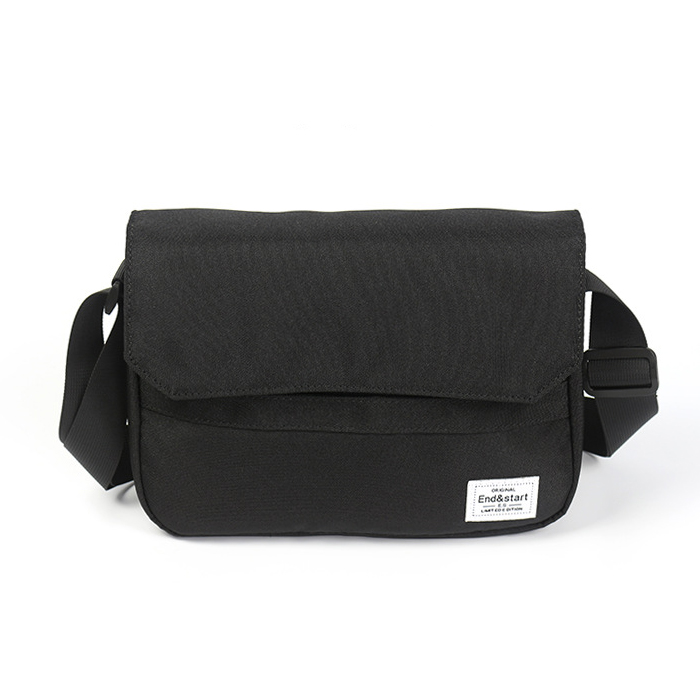 กระเป๋าแมสเซนเจอร์ กระเป๋าสะพายข้าง end&start black compact ด้านหน้า