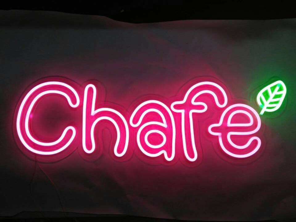 ป้ายไฟดัด ตัวอักษร Chafe แสงสีชมพู ใบไม้แสงสีเขียว