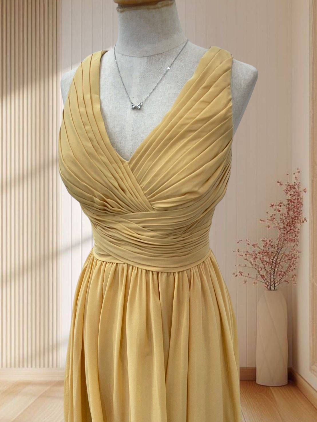 (PRE-LOVED) ราตรีสั้นผ้าชีฟอง สีเหลือง แต่งสายไขว้ด้านหลัง ไซส์ L